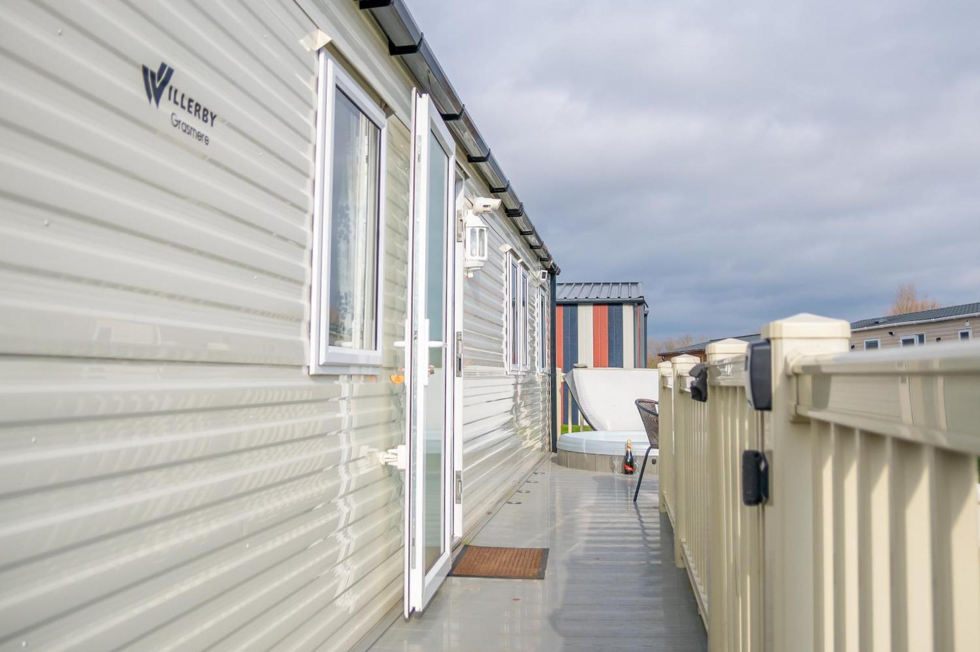 64 Lancaster The Lazy Willow 3 Bedroom Hot Tub Caravan Tattershall Lakes Bagian luar foto