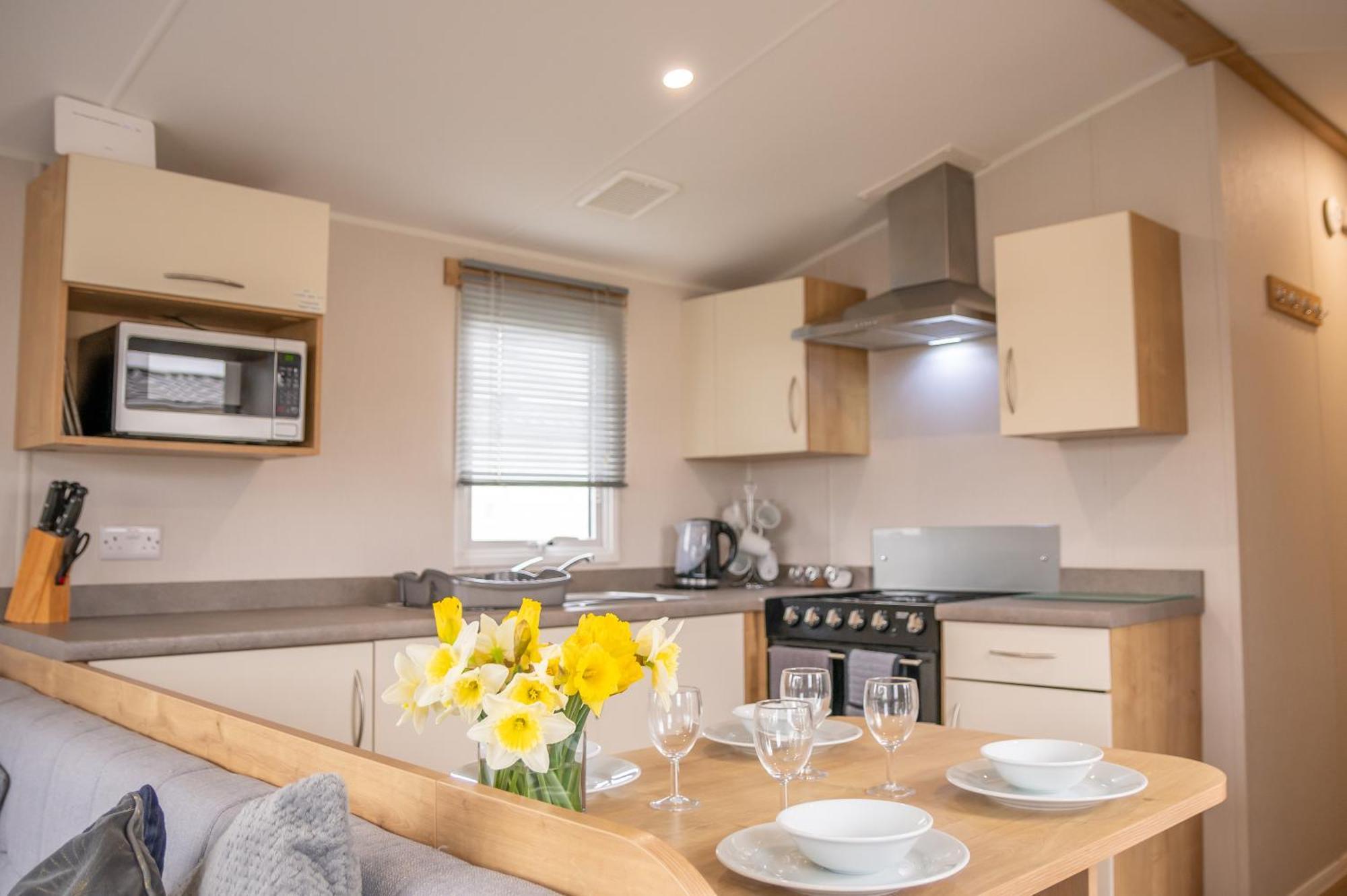 64 Lancaster The Lazy Willow 3 Bedroom Hot Tub Caravan Tattershall Lakes Bagian luar foto