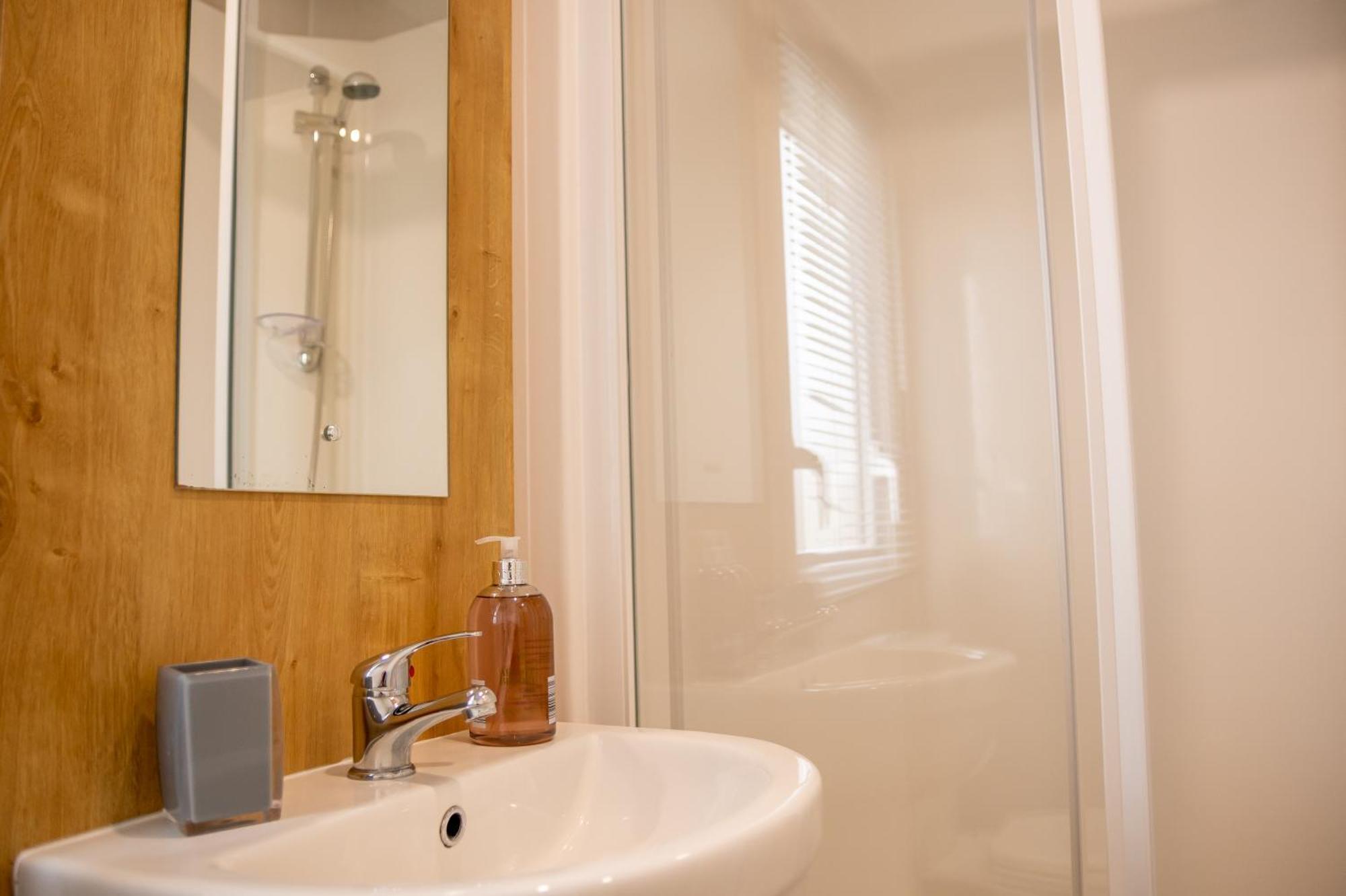 64 Lancaster The Lazy Willow 3 Bedroom Hot Tub Caravan Tattershall Lakes Bagian luar foto