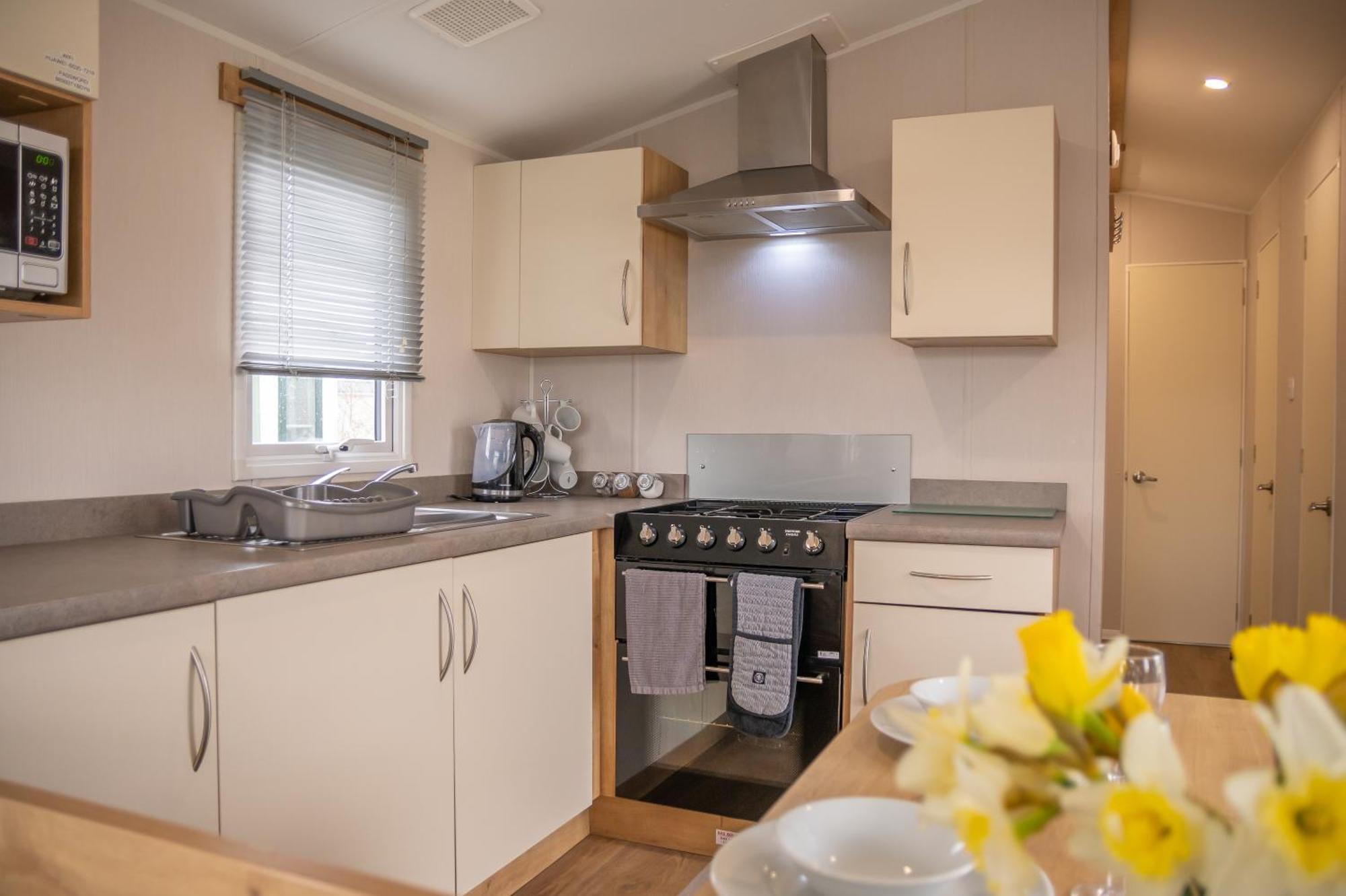 64 Lancaster The Lazy Willow 3 Bedroom Hot Tub Caravan Tattershall Lakes Bagian luar foto
