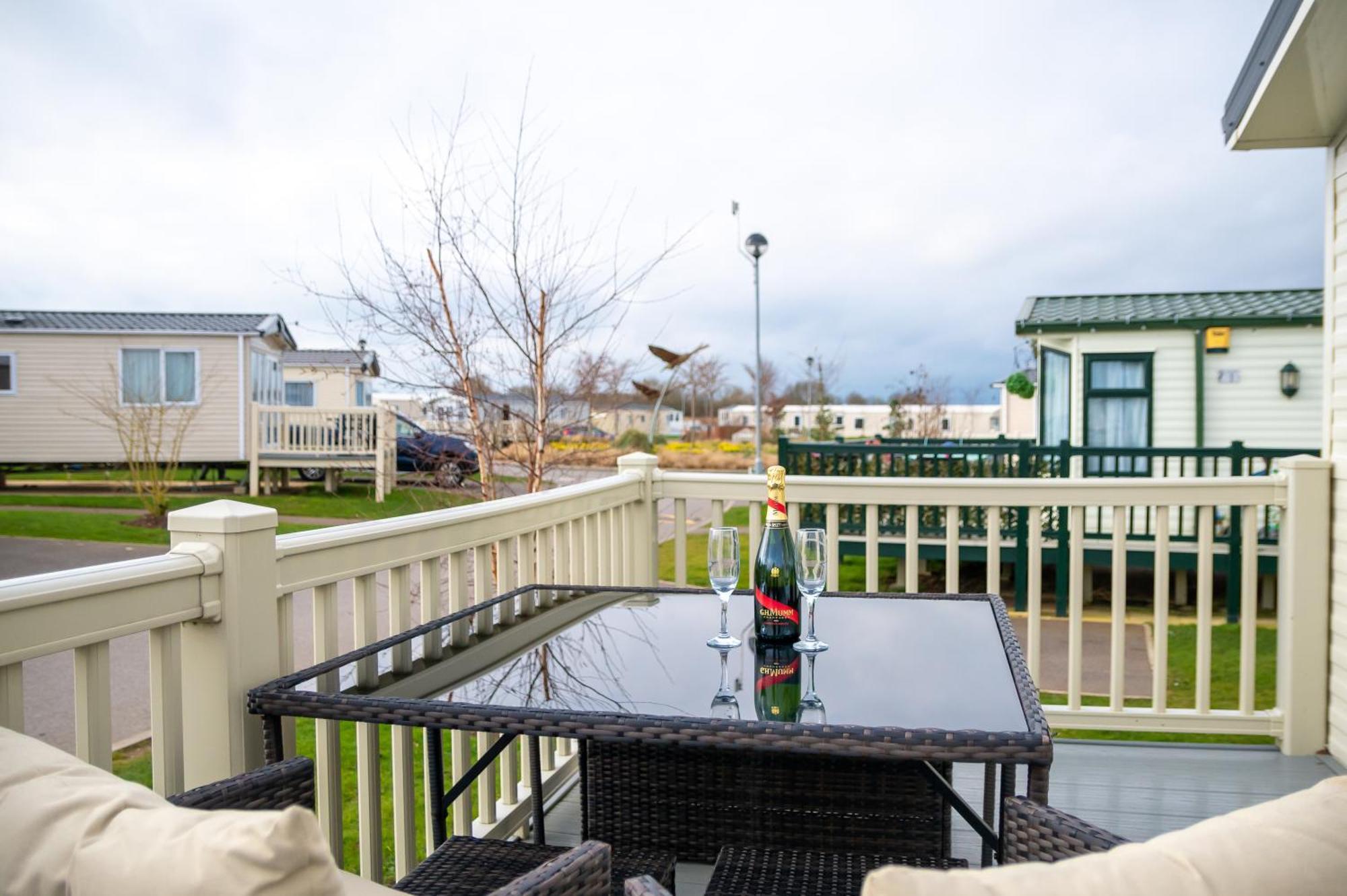 64 Lancaster The Lazy Willow 3 Bedroom Hot Tub Caravan Tattershall Lakes Bagian luar foto