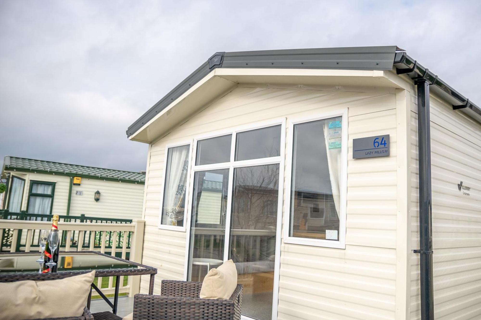 64 Lancaster The Lazy Willow 3 Bedroom Hot Tub Caravan Tattershall Lakes Bagian luar foto
