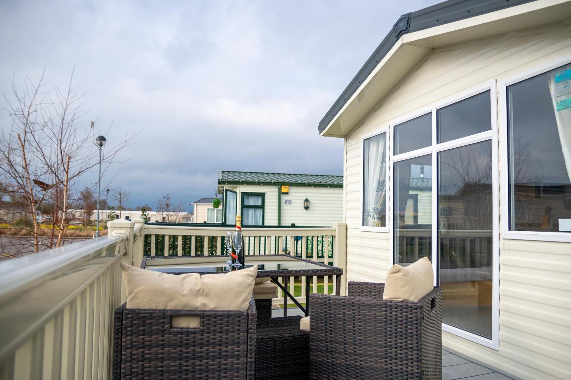 64 Lancaster The Lazy Willow 3 Bedroom Hot Tub Caravan Tattershall Lakes Bagian luar foto